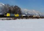 189 908 + 182 574 mit einem fast leeren Containerzug am 25.02.2009 bei Brixlegg.