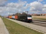 Die ES 64 F4-213 mit einem Containerzug am 13.04.2013 unterwegs bei Hattenhofen.