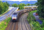 189 111 von MRCE kommt aus Richtung Koblenz mit einem langen Papierleerzug aus Italien nach Dortmund und fhrt in Richtung Kln auf der Rechte Rheinstrecke (KBS 465) bei Bad-Honnef am Rhein in der