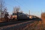 Durchfahrt von MRCE/SBB Cargo ES 64 F4-083 am 23.12.2013 mit einem Containerzug von Holland nach Italien in Heitersheim gen Schweizer Grenze.