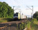 189 931 (ES 64 F4-031) mit Containerzug in Fahrtrichtung Süden. Aufgenommen am 01.08.2013 bei Wehretal-Reichensachsen.