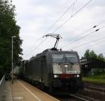 189 841 von MRCE  kommt die Kohlscheider-Rampe hoch durch Kohlscheid als Umleiter aus Richtung Mönchengladbach,Hezogenrath mit einem langen LKW-Zug aus Venlo(NL) nach Melzo(I) und fährt in Richtung Richterich,Laurensberg,Aachen-West.
Bei Wolken am Abend vom 13.6.2014.