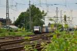 Mit einem Containerzug fährt die 189 289 der MRCE durch Grevenbroich in Richtung Rheydt.