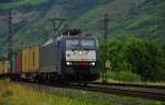 Es 64 F4-453 vom MRCE (189-453) mit einen Containerzug bei Thüngersheim am 16.07.14