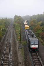 MRCE ES 64 F4-023 kommt von Moosach her auf die Südumfahrung des Rbf München Nord/Allach Untermenzing mit einem KLV Zug.Bild vom 28.9.2014 von öffentlicher Fussgängerbrücke