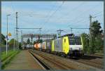 E 189 203 (ES 64 F4 - 203) der ERS Railways zieht am 14.10.2014 einen Containerzug durch Niederndodeleben Richtung Magdeburg.