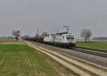 189 822 + 193 814 mit einem Güterzug am 21.03.2015 bei Langenisarhofen.