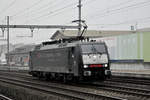 Lok 189 112-6 durchfährt bei trübem Wetter den Bahnhof Rothrist. Die Aufnahme stammt vom 08.12.2016.