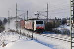 Die 189 918 von RTC mit einem gemischten Güterzug bei Rückstätten kurz vor Freilassing am 06.01.17