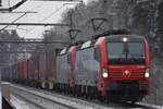 BR 193 465 und BR 193 473 ziehen am 05.01.2019 gemeinsam einen Güterzug bei Villnachern AG auf der Bözberg Südrampe in Richtung Süden.