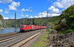 193 334 mit einem KLV am 14.04.2023 bei St. Goarshausen.