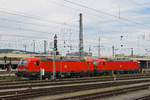 Zwei Fabrikneue Siemens Vectron 193 321-7 und 193 320-9 stehen auf einem Abstellgleis beim Badischen Bahnhof.