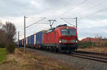 193 377 schleppte am 05.12.21 einen KLV-Zug durch Greppin Richtung Bitterfeld. Der umgeleitete KLV hat Lovosice als Ziel.