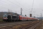 193 865 beschleunigte am 17.12.2021 ihren RE 50 nach Frankfurt Hbf aus dem Bahnhof Gelnhausen raus.