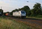 193 821 mit Containerzug in Fahrtrichtung Eystrup. Aufgenommen am 23.07.2015 bei Wahnebergen.