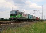 193 218 mit Containerzug in Fahrtrichtung Wunstorf. Aufgenommen in Dedensen-Gümmer am 24.07.2015.