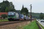 193 203 der ELL durchfährt mit einem Güterzug Hattenham, eine kleine Ortschaft bei Vilshofen (Strecke Regensburg-Passau).