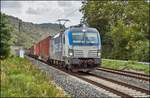 193 881 von boxXpress ist mit einen Containerzug bei Gambach am 07.09.2017 unterwegs.