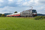 3 Rheingoldwagen im Vectron-Sandwich am 23.09.2017 auf dem Weg nach Kufstein:
Der Hochzeitszug von Nicole & Manuel! Der Weg führte von München aus über das Mangfalltal. Dort konnte die hübsche Garnitur bei Westerham abgepasst werden.
Vorne dran 193 664 (MRCE) und hinten 193 777 ( La Crema ).
Auch der Tf war anscheinend passend zum Anlass ausgewählt. Laut pfeifend und aus dem Führerstand winkend wurden die Fotografen gegrüßt!