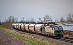 An einem grauen Tag fährt die 193 241 in Langenisarhofen mit einem Getreidezug nach Süd.Bild 9.12.2017