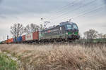 193 234 ist mit einen Containerzug in Richtung Süden unterwegs,gesehen am 11.04.2018 bei Friedland.