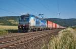 193 834 ist mit seinen Containerzug in Richtung Süden unterwegs,gesehen am 20.06.2018 bei Reilos.