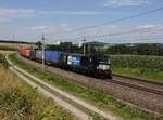 Die X4E-605 mit einem Containerzug am 20.07.2018 unterwegs bei Haiding.