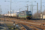 Siemens Vectron 193 256-5 durchfährt den badischen Bahnhof.