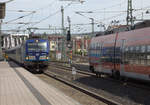 193 298  Fidorka  bei der Einfahrt in Dresden Neustadt mit dem EC  Berliner  nach Prag.
Rechts fährt der RE  Saxonia  nach Leipzig aus. 26.04.2019  12:53 Uhr.