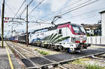 LM 193 773-9  150 Jahre Brennerbahn  und DISPO 189 104-3 warten im Bahnhof Bolzano/Bozen, mit einem Güterzug, auf die Weiterfahrt in Richtung Brenner.
Aufgenommen am 28.8.2019.