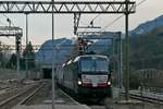 Am 06.03.2020 ziehen X4 E - 668 von MRCE und 193 284 von ELL einen KLV-Zug in Richtung Brennero durch den Bahnhof von Waidbruck - Lajen / Ponte Gardena - Laion.