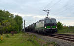 193 242 der ELL schleppte am 03.05.20 einen Kesselwagenzug durch Greppin Richtung Bitterfeld.