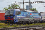 Siemens Vectron 193 529-5 durchfährt den Bahnhof Pratteln.