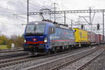 Siemens Vectron 193 527-9 durchfährt den Bahnhof Möhlin. Die Aufnahme stammt vom 04.11.2020.