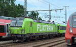 Flixtrain mit der MRCE Vectron   X4 E - 861  [NVR-Nummer: 91 80 6193 861-2 D-DISPO] und Wagengarnitur am 28.07.21 Durchfahrt Bf. Golm (Potsdam).