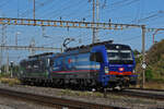 Siemens Vectron 193 517-0 schleppt die Siemens Vectron 193 256-5 durch den Bahnhof Pratteln. Die Aufnahme stammt vom 08.09.2021.