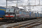 Doppeltraktion, mit den Siemens Vectron 193 701-0 und 193 532-9 durchfährt am 22.12.2022 den Bahnhof Pratteln.