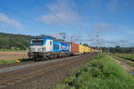 193 537-8 ist am 14.09.2023 bei Kerzell mit einem Containerzug in Richtung Süden unterwegs.