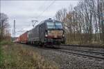 X4E -607 (193 607-9) ist am 22.11.2023 mit einem Containerzug bei Voolmerz unterwegs.