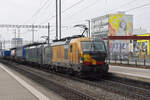 Doppeltraktion, mit den Siemens Vectron 193 299-5 und 193 256-5 durchfährt am 29.02.2024 den Bahnhof Pratteln.