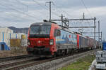 Doppeltraktion, mit den Loks 193 463-7 und 474 004-9 fährt am 26.02.2024 Richtung Bahnhof Lausen.