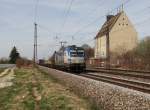 193 880 fährt mit einem Containerzug am 10.04.15 durch Gersthofen.