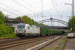 
Die an die SETG - Salzburger Eisenbahn Transportlogistik GmbH (Salzburg) vermietete 193 812-5 (91 80 6193 812-5 D-Rpool), eine Siemens Vectron AC der Railpool GmbH (München), rauscht am 23.05.2015 mit einem Holztansportzug durch Kreuztal in Richtung Hagen.  

Die Siemens Vectron AC wurde 2014 von Siemens Mobilitiy in München unter der Fabriknummer 21900 gebaut und an die Railpool GmbH in München geliefert. 

Die Lok mit einer Leistung von 6,4 MW hat eine Höchstgeschwindigkeit 200 km/h, Sie hat die Zulassungen für D, A, H und RO.