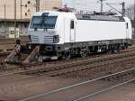 Siemens Vectron ELOC / ELL 193 247-4 stand heute beschäftigungslos am Bahnsteigende in Plattling.