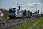 193 881 von boxXpress mit einen Containerzug bei Thüngersheim am 12.04.16.