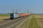 193 802 mit einem Containerzug am 11.03.2016 bei Amselfing. 