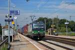 193 249 (Vectron AC) der ELL vor einem Güterzug bei der Durchfahrt durch den Bahnhof Osterhofen.
18.08.2017