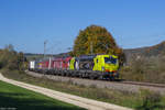 Hier ziehen zwei Farbexplosion die aus 193 556 und 193 555 bestehen und ziehen den 43109 durch Dollnstein, 14.10.17.