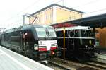 Die damals recht frische 193 659 in Passau Hbf neben einer schönen alten Schwesterlok am 27.07.2017 (das Bild ist ein Handynotschnappschuss)