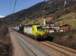 Die 193 550 und die X4E-667 mit einem KLV-Zug am 07.04.2018 unterwegs bei Sterzing.